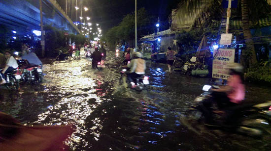 TP Hồ Chí Minh lại ngập nặng do triều cường và mưa lớn ảnh 2